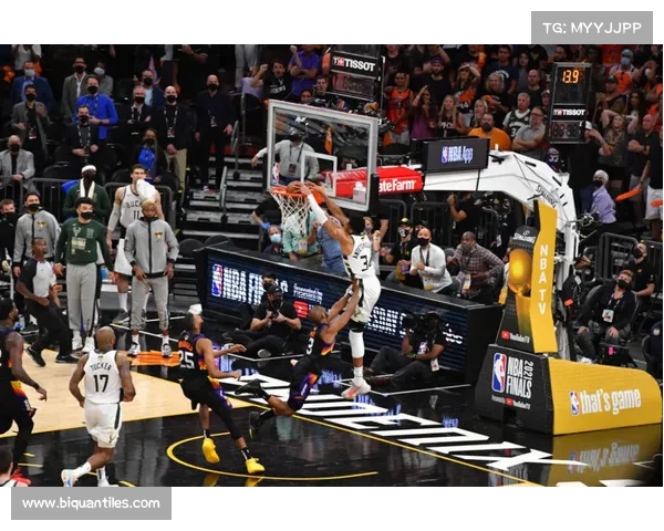 布克赛场风格解析：全能得分手的进攻技巧与领袖气质展现